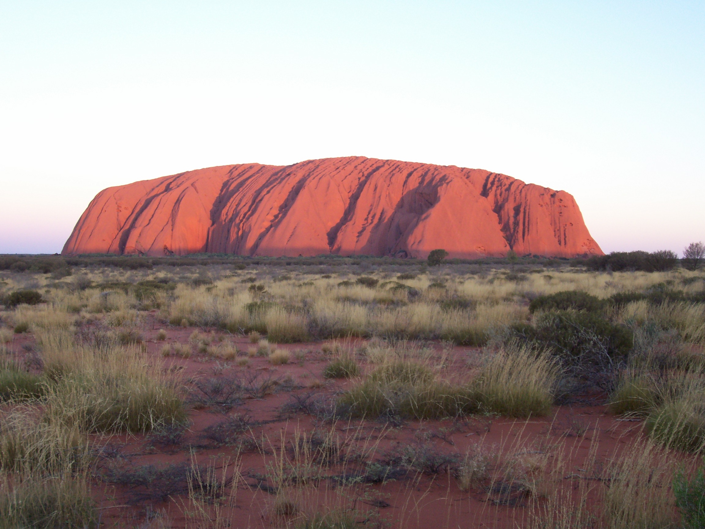 U červeného kopce uprostřed Austrálie