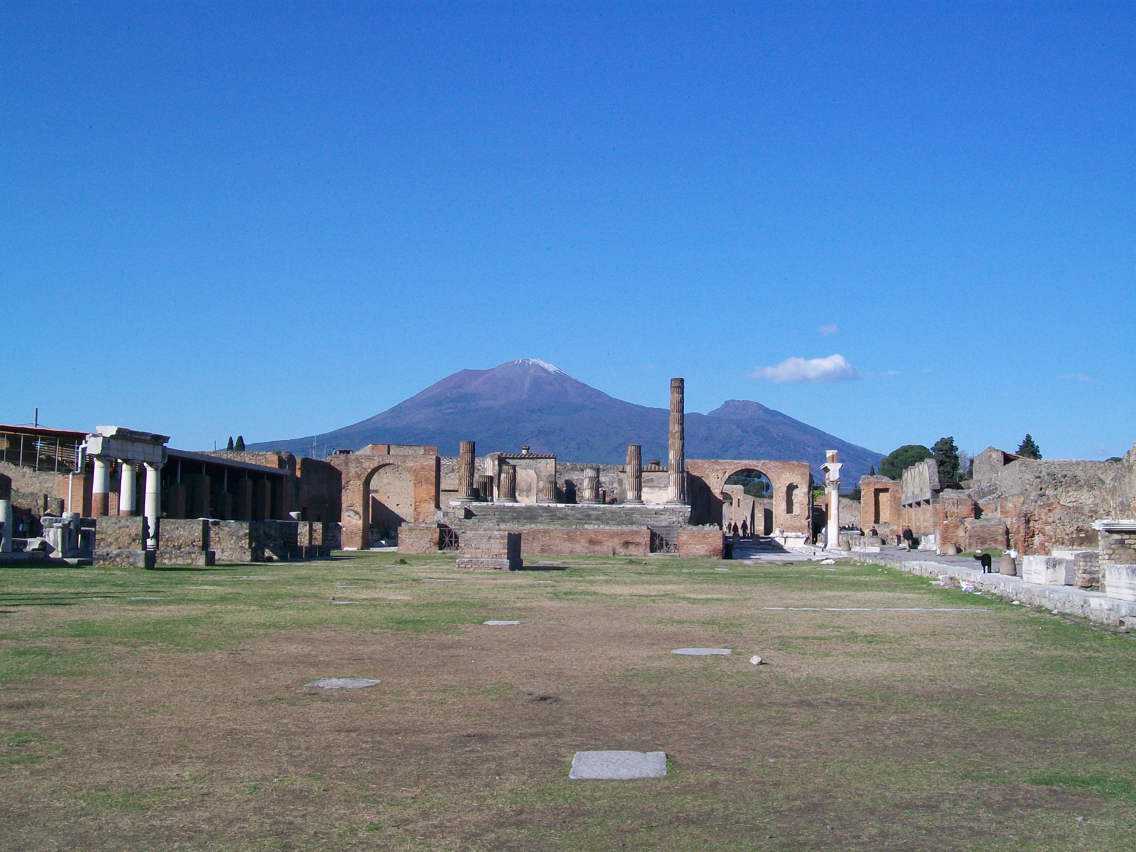 Forum Romanum s Vesuvem v Pompejích